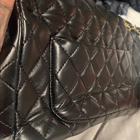 Elegant Black Quilted w/gold /hardware Chain Shoulder Bag - Picture 14 of 16